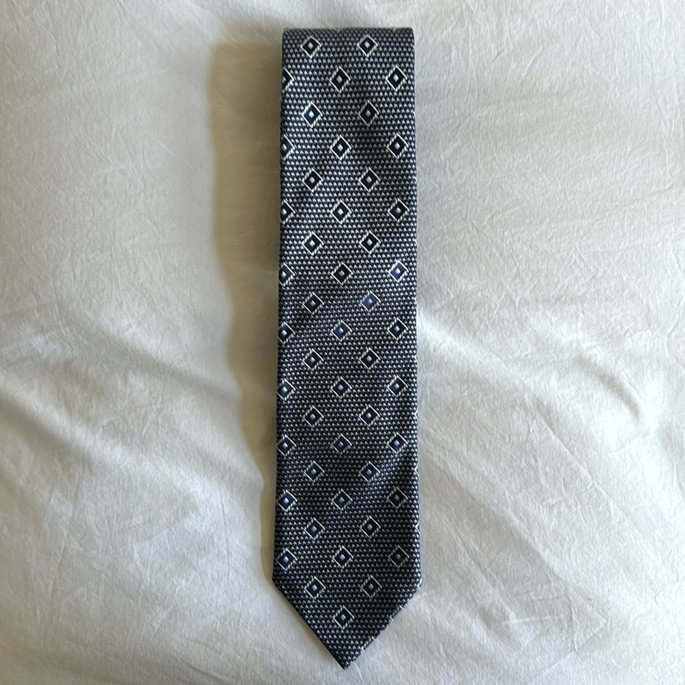 Faconable blue pattern neck tie